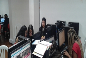 Población Afro revisando el Portafolio Distrital de EStímulos 
