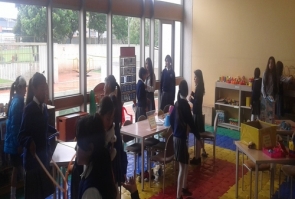 Niños conociendo la Biblioteca