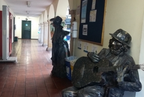 Obras del consejero y presidente del CLACP, Germán Vesga, quien es artista plástico, saludan a los visitantes al ingreso 