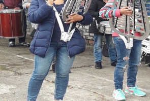 Jóvenes con instrumentos