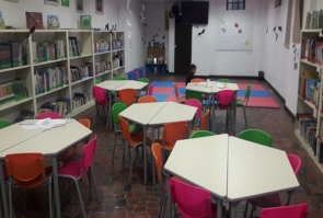 libros y sillas