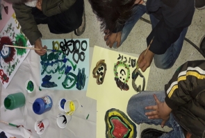 niños pintando