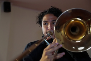 Joven toca Trombón