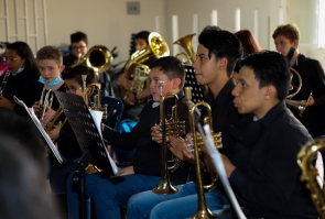 varios niños ejecutan instrumentos