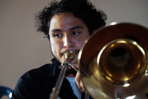 Joven toca Trombón