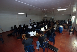 Plano general de músicos tocando sus instrumentos