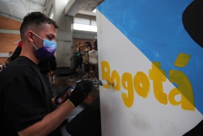 grafiteros pintan mural. Palabra Bogotá