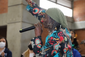 Cantante Nicoyembe en tarima