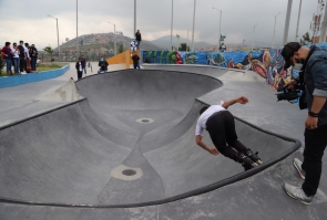 Un deportista extremo realiza rutina sobre pista de Skate - patinaje