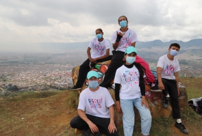 Plano general de Jóvenes de  de Bogotá Colors, al fondo Bogotá