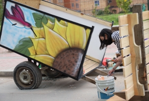 grafiti sobre carreta, girasol gigante