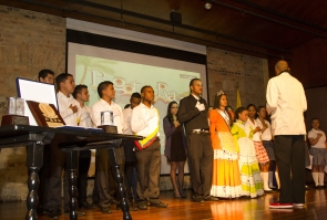 Evento protocolario en donde se encuentra la presencia de la señorita San Andres y grupo de jovenes