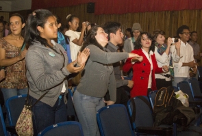 Público degustando del evento de la Semana Raizal