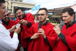 Los Rolling Ruanas durante la jornada del mercado campesino