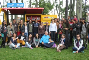 La Secretaria de Cultura María Claudia López, el Alcalde Enrique Peñalosa y los promotores de lectura en la inauguración PPP Parque de los Novios