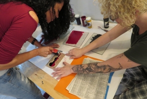 Daniela Combariza, al lado derecho, emprendedora artística, quien decidió crear Paleta de Colores.