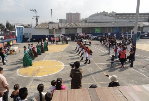 Grupo de hombres y mujeres realizando una danza 