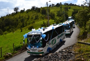 Buses con decoración alusiva a la virgen