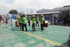 Grupo artístico de jovenes tocando con sus instrumentos una canción