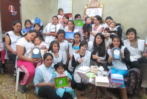Grupo de mujeres realizando un taller 