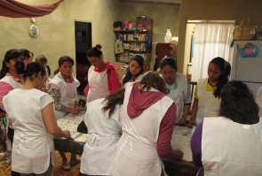 Grupo de mujeres realizando dibujos en un mural