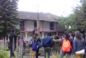 El equipo se acercó a la Catedral Santiago Apostol y pudo aprender de primera mano detalles históricos.