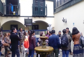 El recorrido incluyó el interior de la Alcaldía Local, donde el equipo conoció el escudo de la localidad.