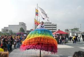 Presentación de trajes con el apoyo de zanqueros profesionales quienes lucieron vestuarios