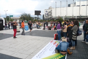 Tres personas tocando instrumento en material reciclable