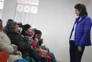La secretaria de cultura María Claudia López en presentación a la comunidad de la Biblioteca Público Escolar Pasquilla