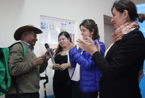 Entrega de maletas viajeras a la comunidad de Pasquilla