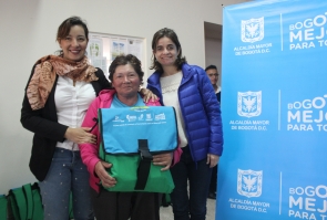 Entrega de maletas viajeras a la comunidad de Pasquilla