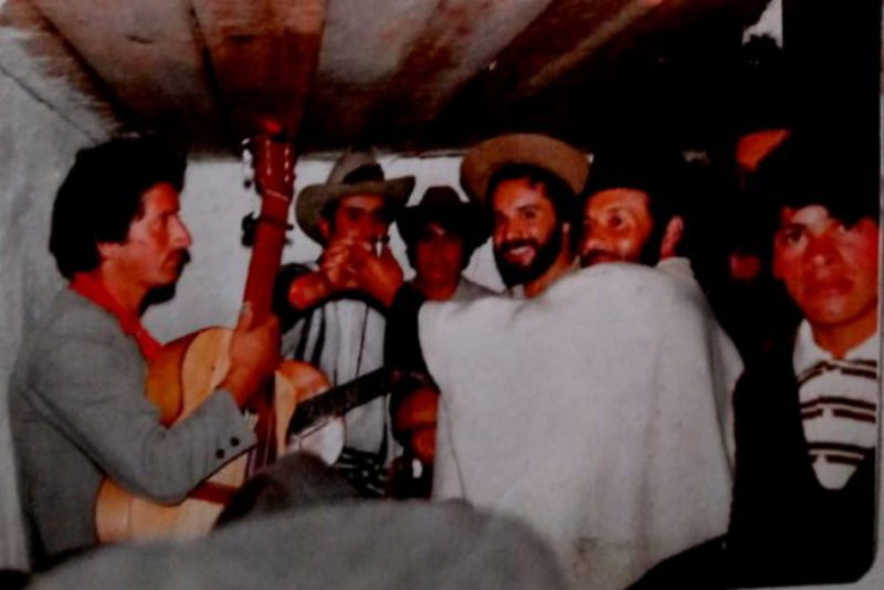 Don Carlos Emilio con su guitarra