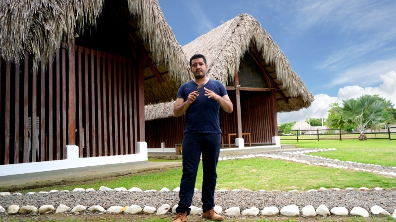 Presentador de la serie arqueolombia