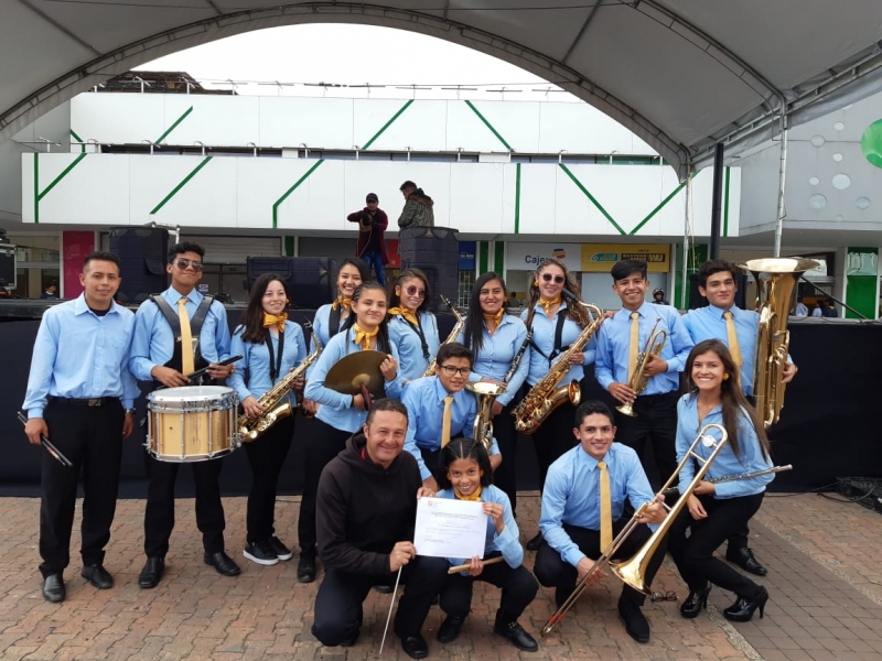 Personajes y Colectivos de Tunjuelito en 2019: Fundación Cultural Rapsodia Banda_Rapsodia_con_instrumentos_y_reconocimiento_en_tarima