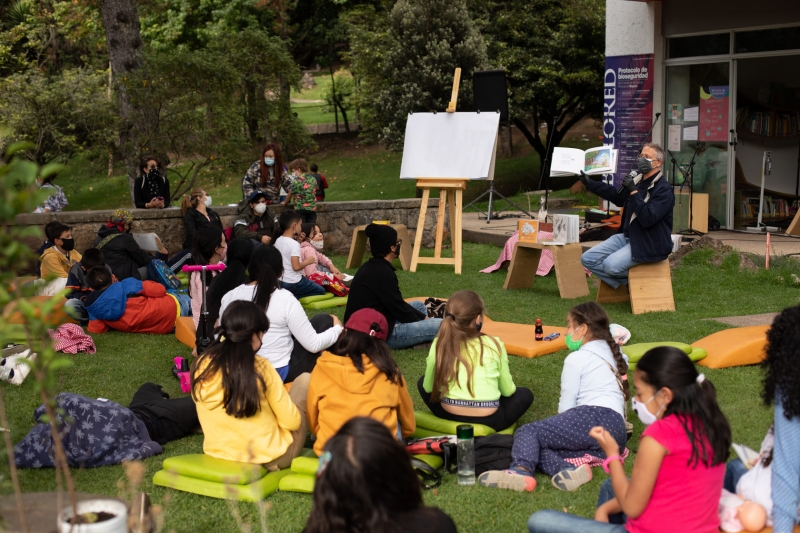 Grupo de personas leyendo