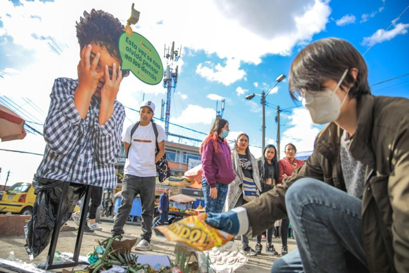 Basura en la calle - Personas recogiendo basura