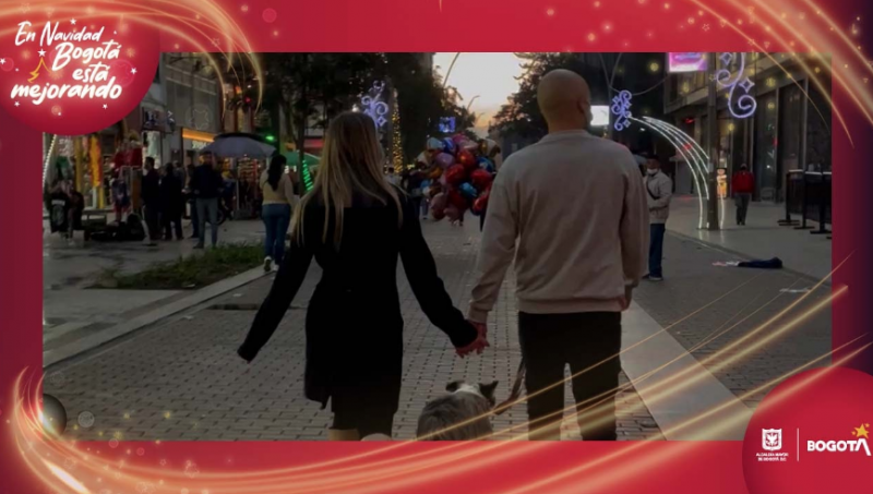 pareja caminando por la séptima