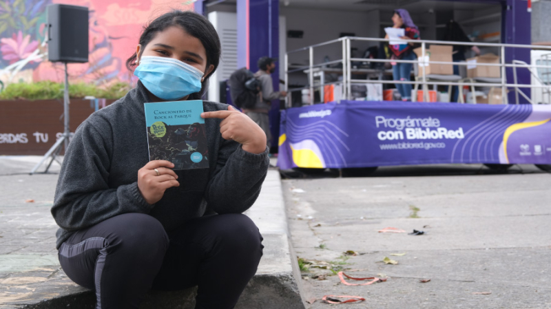 Bogotá - Niño con libro