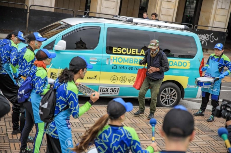 hombres tocando instrumentos