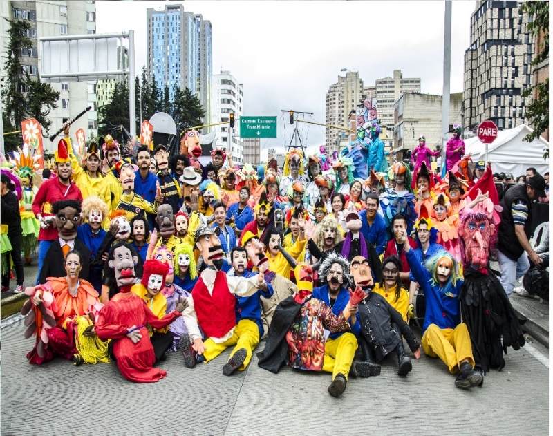 En la memoria y el presente de Tunjuelito, Fundación Cultural El Contrabajo Foto comparsa contrabajo en carrera séptima