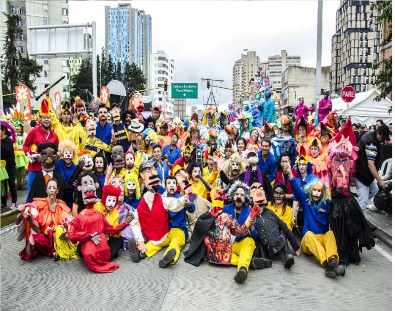 Foto comparsa contrabajo en carrera séptima