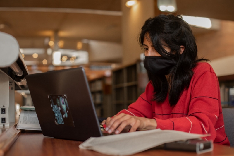 Mujer trabajado con computador