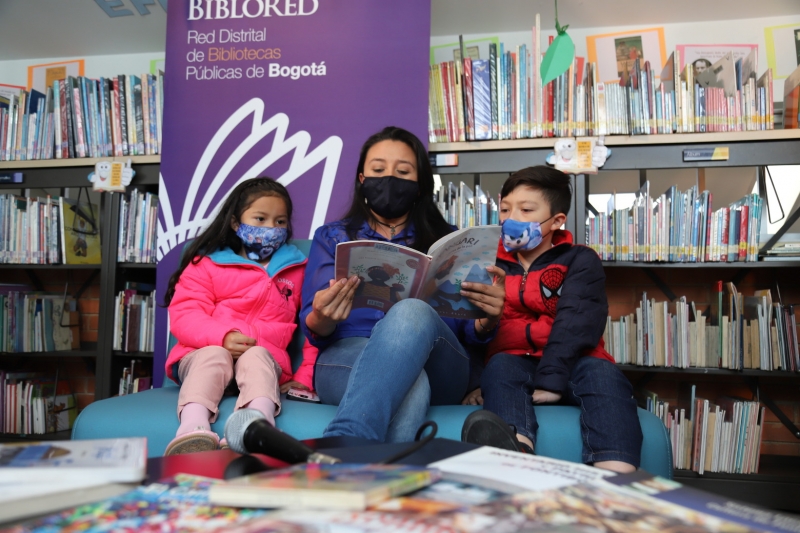 Familia leyendo