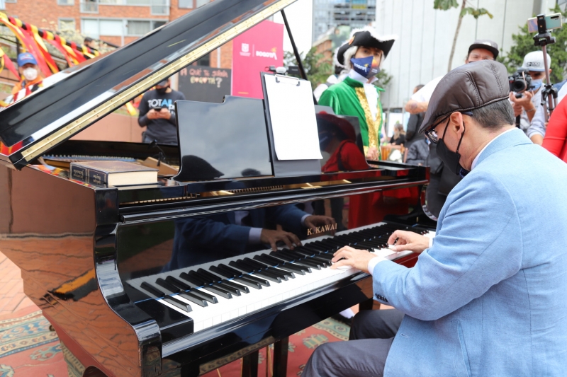 Hombre tocando piano