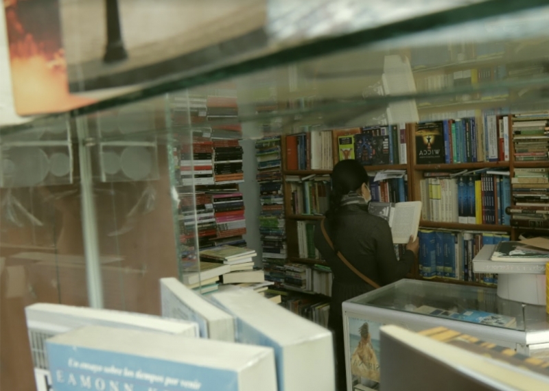 persona leyendo en una librería