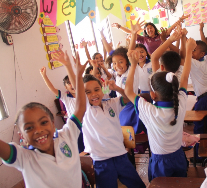Personajes y Colectivos de Tunjuelito en 2018: Fundación “Siembra una Semilla” Maestra ludy con niños saltando alegres