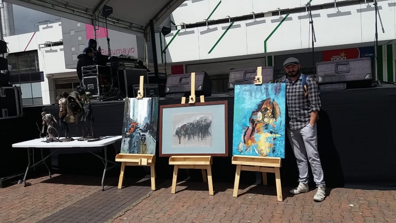 Personajes y Colectivos de Tunjuelito en 2019: Nicolás Garzón, artista plástico Nicolás al lado de pinturas y esculturas propias