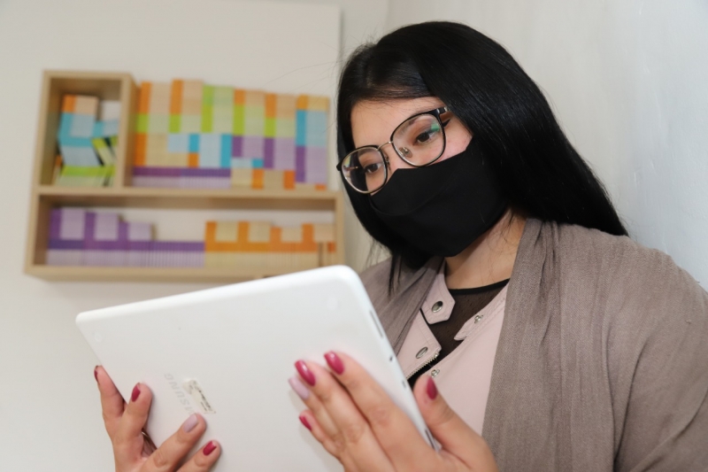 Mujer viendo tablet