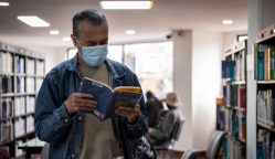 Hombre leyendo un libro